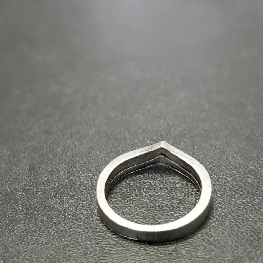 Silver tone v shaped ring size 5.5